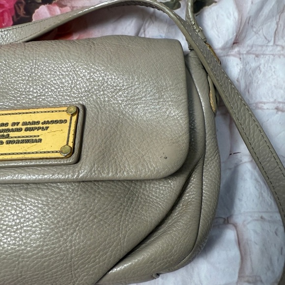 Marc by Marc Jacobs Gray Beige Leather Crossbody Bag - Picture 3 of 12
